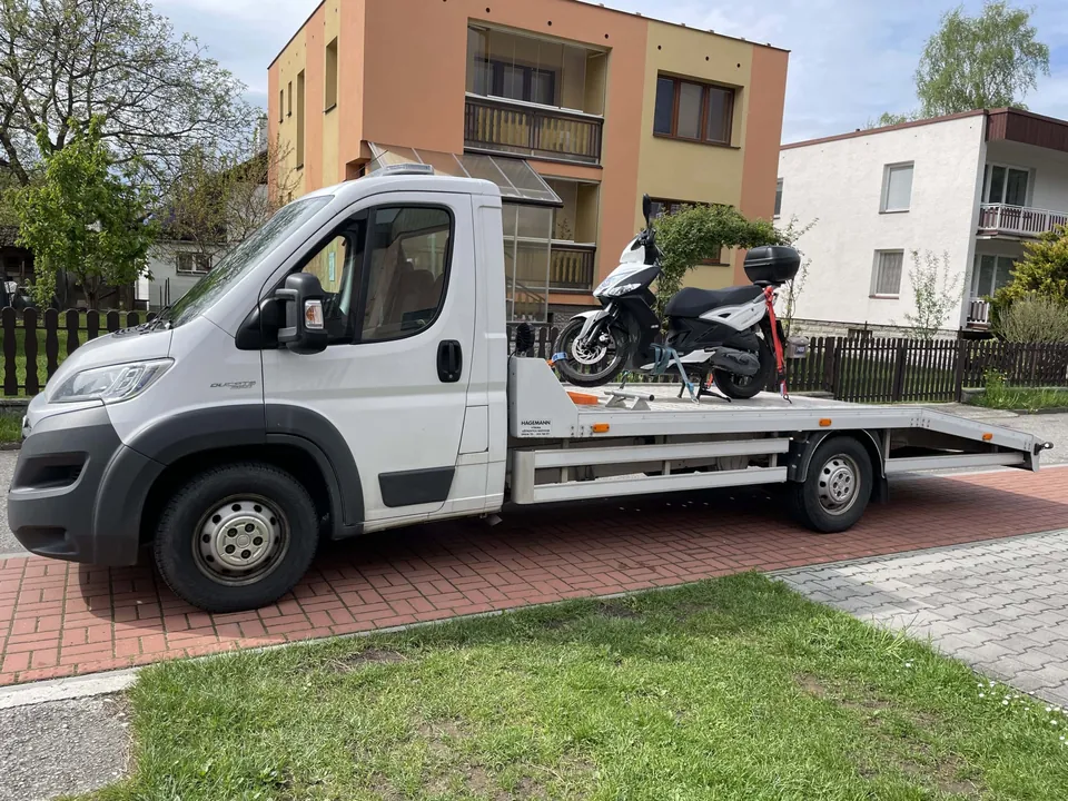 Odtahové vozidlo se skútrem na korbě
